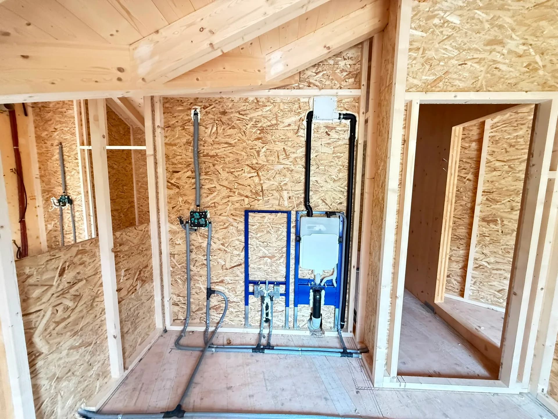 Predisposizione degli impianti di un bagno in una casa in legno