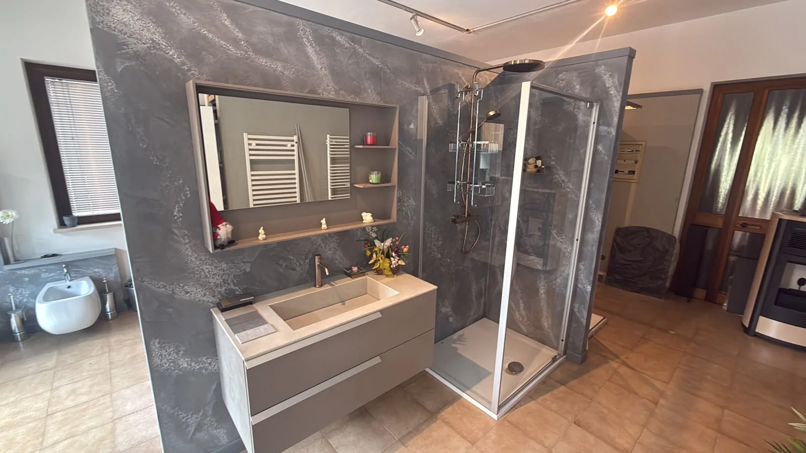 Composizione bagno con mobile grigio, specchio e box doccia, dalle foto Soccol Napi