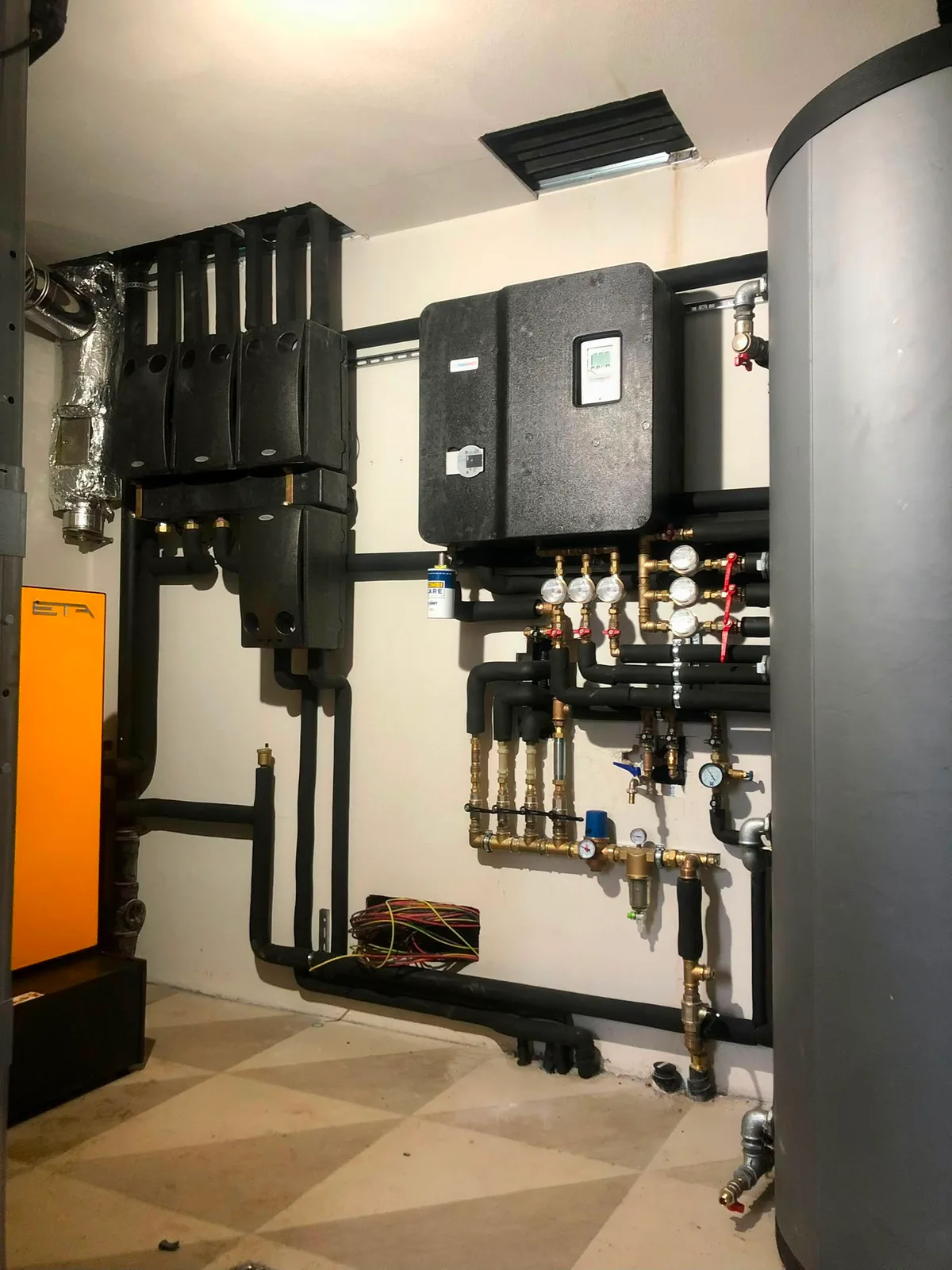 Centrale termica con generatore ETA, accumulo e tubazioni isolate.