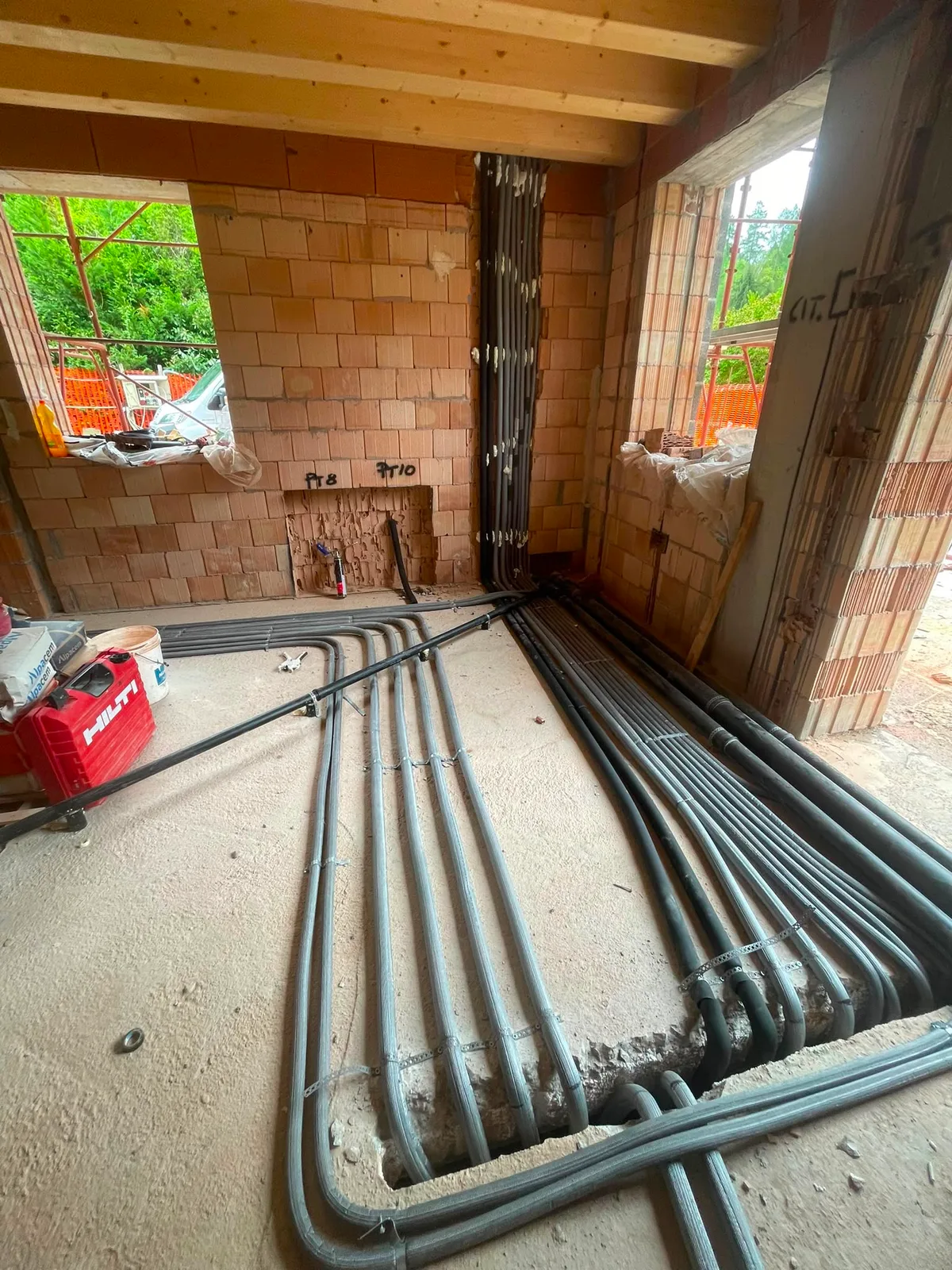 Tubazioni posate a pavimento all'interno di un edificio in costruzione.