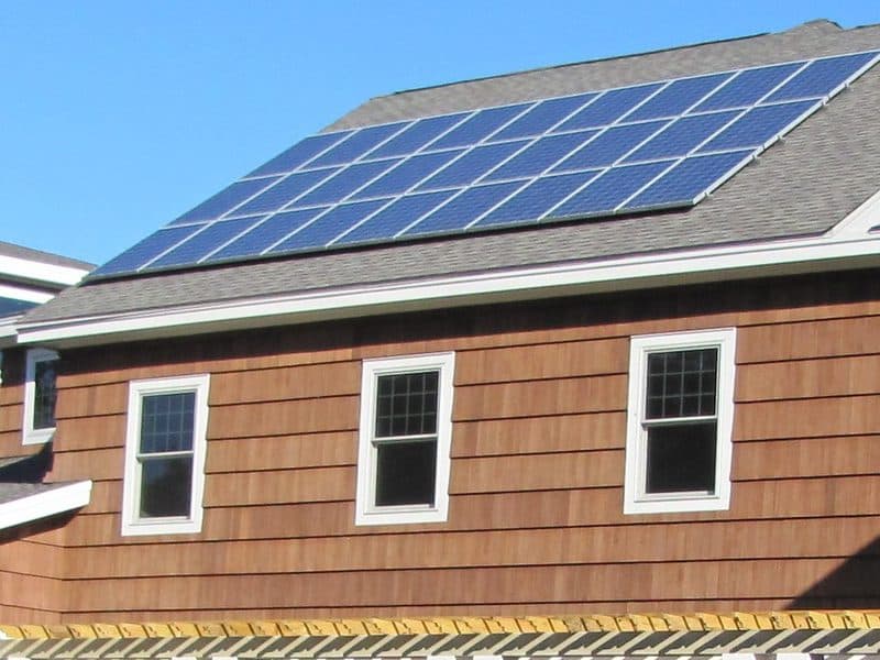 Pannelli fotovoltaici su un tetto inclinato
